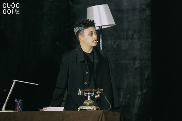 Quang Dũng trong vai nhân vật Nhất chính là biên kịch và đạo diễn của tác phẩm tác phẩm nghệ thuật Kịch nói này. Quang Dũng trong vai nhân vật Nhất chính là biên kịch và đạo diễn của tác phẩm tác phẩm nghệ thuật Kịch nói này.