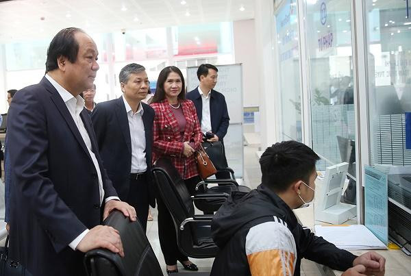 Bộ trưởng, Chủ nhiệm Văn phòng Chính phủ Mai Tiến Dũng, Tổ trưởng Tổ công tác của Thủ tướng kiểm tra hạ tầng công nghệ thông tin tại Trung tâm hành chính công tỉnh Lâm Đồng. Ảnh: VGP/Gia Huy. Bộ trưởng, Chủ nhiệm Văn phòng Chính phủ Mai Tiến Dũng, Tổ trưởng Tổ công tác của Thủ tướng kiểm tra hạ tầng công nghệ thông tin tại Trung tâm hành chính công tỉnh Lâm Đồng. Ảnh: VGP/Gia Huy.