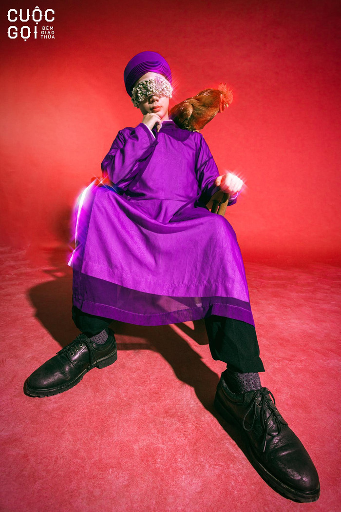 Chiếc áo dài tím là hình ảnh ẩn dụ biểu thị quả thanh long. Thanh long là sự kết hợp của mây trời, của rồng phượng từ tên gọi đến hình thức nên được người Việt Nam tin tưởng sẽ đem lại tài lộc cho gia đình vào năm mới.