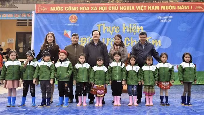 Học sinh Trường Phổ thông dân tộc bán trú Tiểu học và Trung học cơ sở Nhạn Môn, huyện Pác Nặm nhận áo ấm và ủng từ Bộ trưởng Phùng Xuân Nhạ (Ảnh: Bộ giáo dục và Đào tạo)