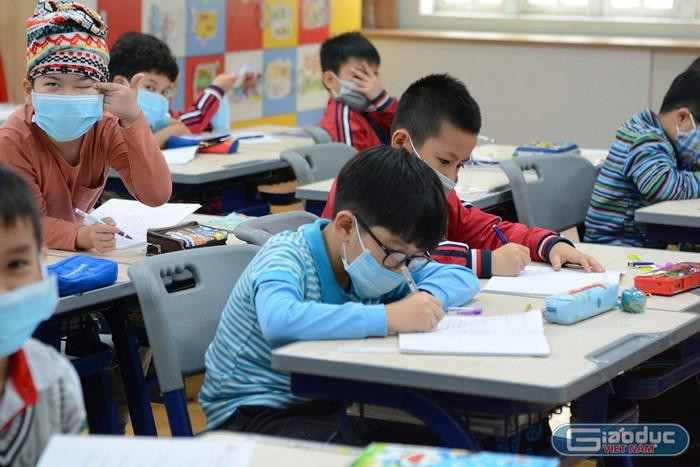 Việc đeo khẩu trang vừa giữ ấm vừa giúp trẻ tránh lây nhiễm các loại vi rút, vi khuẩn. (Ảnh minh họa, nguồn: Trường Nguyễn Bỉnh Khiêm, quận Cầu Giấy, Hà Nội). Việc đeo khẩu trang vừa giữ ấm vừa giúp trẻ tránh lây nhiễm các loại vi rút, vi khuẩn. (Ảnh minh họa, nguồn: Trường Nguyễn Bỉnh Khiêm, quận Cầu Giấy, Hà Nội).