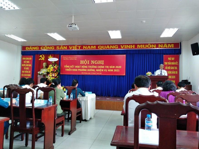 Đồng chí Đinh Văn Sinh – Trưởng phòng Tổ chức – Hành chính – Thông tin – Tư liệu thông qua chương trình hội nghị. (Ảnh: Phan Bằng) Đồng chí Đinh Văn Sinh – Trưởng phòng Tổ chức – Hành chính – Thông tin – Tư liệu thông qua chương trình hội nghị. (Ảnh: Phan Bằng)