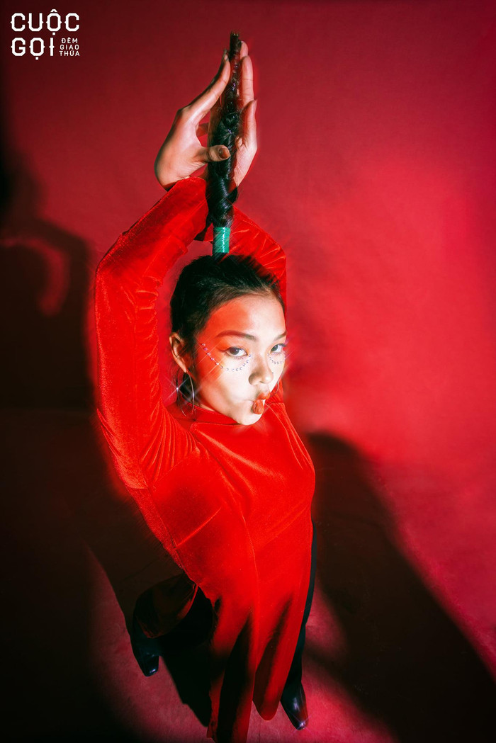 Màu sắc đỏ rực của ớt tươi không chỉ điểm tô cho mâm ngũ quả thêm phần tươi tắn mà nó còn là nét điểm xuyết mới mẻ cho năm mới theo quan niệm của người trẻ bây giờ.