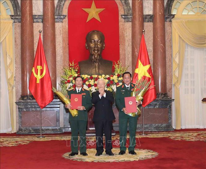 Tổng Bí thư, Chủ tịch nước Nguyễn Phú Trọng, Bí thư Quân ủy Trung ương, Chủ tịch Hội đồng Quốc phòng và An ninh, trao Quyết định thăng quân hàm cấp Thượng tướng cho hai Thứ trưởng Bộ Quốc phòng Nguyễn Tân Cương và Võ Minh Lương. (Ảnh TTXVN)