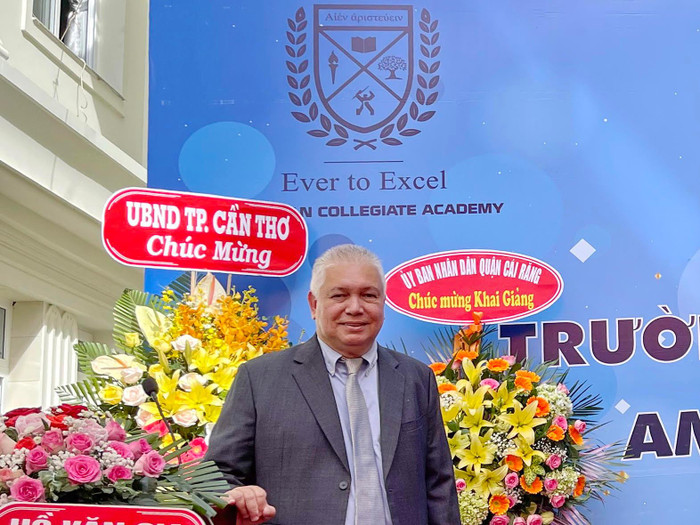 Ông J.P.Guill Tổng giám đốc Aston Việt Nam phát biểu tại Lễ Khai mạc Trường Mẫu giáo Song ngữ Hoa Kỳ tại Cần Thơ Ông J.P.Guill Tổng giám đốc Aston Việt Nam phát biểu tại Lễ Khai mạc Trường Mẫu giáo Song ngữ Hoa Kỳ tại Cần Thơ