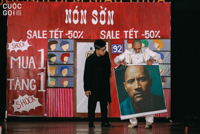 Đêm kịch được chuẩn bị vô cùng chỉn chu và kỹ lưỡng với chủ đề: “Cuộc Gọi Đêm Giao Thừa”. Đêm kịch được chuẩn bị vô cùng chỉn chu và kỹ lưỡng với chủ đề: “Cuộc Gọi Đêm Giao Thừa”.