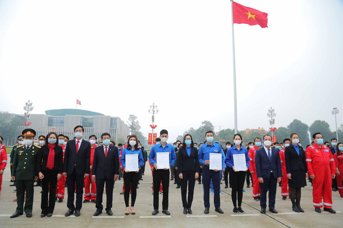 Trao quyết định các công trình của Tuổi trẻ Dầu khí chào mừng Đại hội XIII Trao quyết định các công trình của Tuổi trẻ Dầu khí chào mừng Đại hội XIII