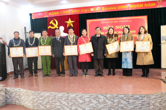 Vinh danh các phó giáo sư và tiến sĩ.