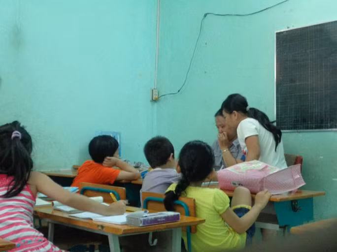 Một lớp rèn chữ tại nhà. (Ảnh chỉ mang tính chất minh họa, nguồn: NGUYỄN QUỲNH/Nld.com.vn)