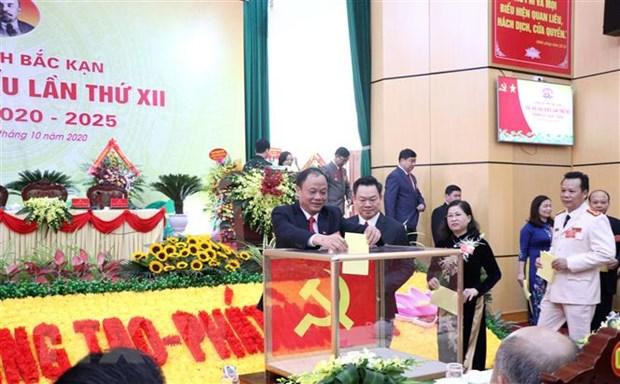 Các đại biểu bỏ phiếu bầu Ban chấp hành Đảng bộ tỉnh Bắc Kạn lần thứ 12, nhiệm kỳ 2020-2025. (Ảnh: Mạnh Hà/TTXVN) Các đại biểu bỏ phiếu bầu Ban chấp hành Đảng bộ tỉnh Bắc Kạn lần thứ 12, nhiệm kỳ 2020-2025. (Ảnh: Mạnh Hà/TTXVN)