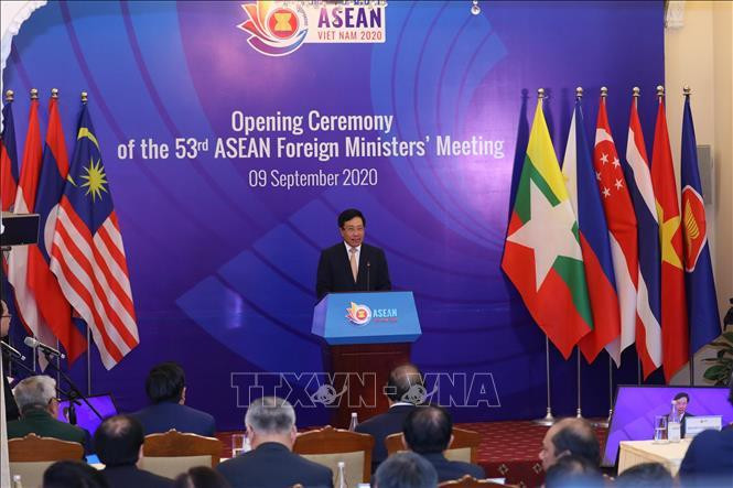 Phó Thủ tướng, Bộ trưởng Bộ Ngoại giao Phạm Bình Minh, Chủ tịch Uỷ ban Quốc gia ASEAN 2020 phát biểu khai mạc Hội nghị Bộ trưởng Ngoại giao ASEAN lần thứ 53 (AMM 53). Ảnh: Lâm Khánh/TTXVN Phó Thủ tướng, Bộ trưởng Bộ Ngoại giao Phạm Bình Minh, Chủ tịch Uỷ ban Quốc gia ASEAN 2020 phát biểu khai mạc Hội nghị Bộ trưởng Ngoại giao ASEAN lần thứ 53 (AMM 53). Ảnh: Lâm Khánh/TTXVN