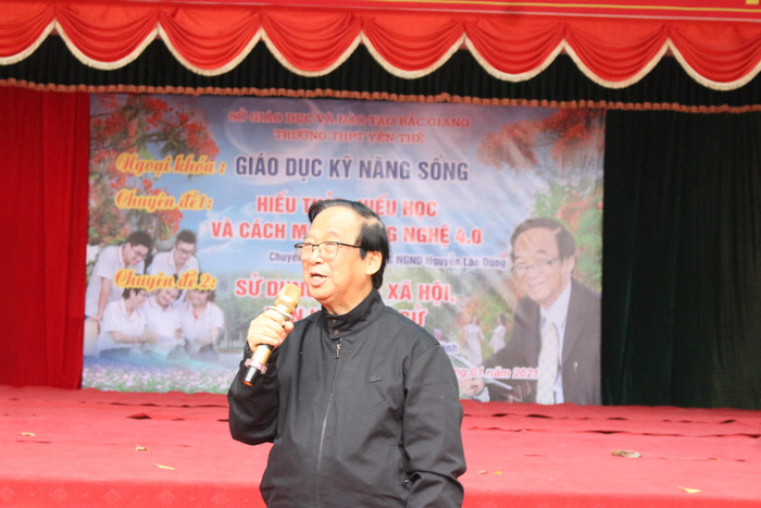 Giáo sư Nguyễn Lân Dũng trò chuyện trong buổi hội thảo (ảnh: Trung Dũng)