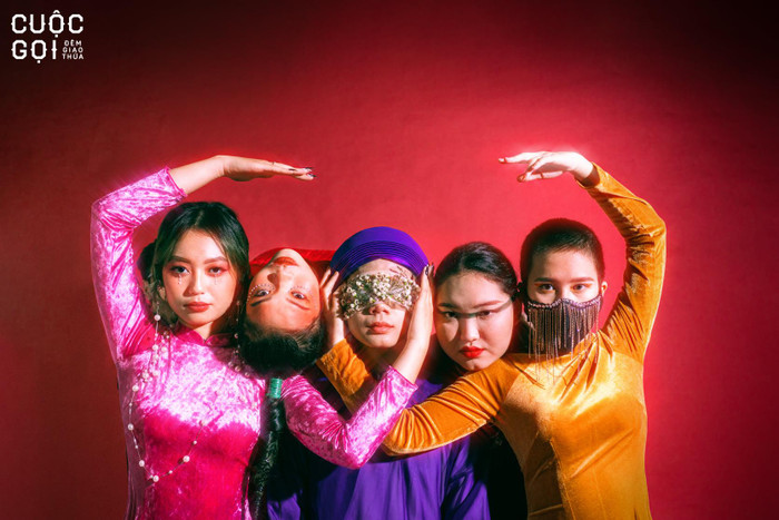 Con người không chỉ là sự tồn tại cá nhân mà còn đặt trong sự giao thoa của người với người, với đất trời, với thiên nhiên muôn hình vạn trạng.