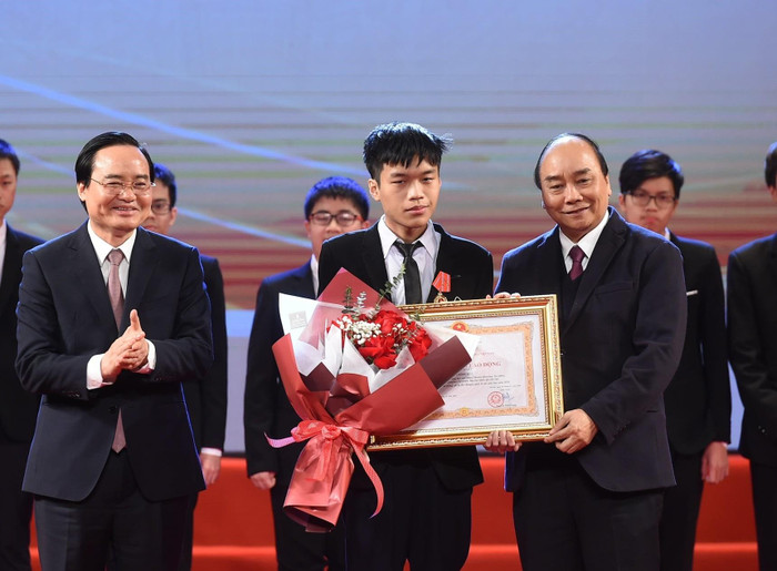 Thủ tướng Nguyễn Xuân Phúc trao Huân chương Lao động hạng nhất cho em Bùi Hồng Đức, học sinh lớp 12 Trường Trung học phổ thông chuyên Khoa học Tự nhiên, Đại học Quốc gia Hà Nội. (Ảnh: Đình Hùng) Thủ tướng Nguyễn Xuân Phúc trao Huân chương Lao động hạng nhất cho em Bùi Hồng Đức, học sinh lớp 12 Trường Trung học phổ thông chuyên Khoa học Tự nhiên, Đại học Quốc gia Hà Nội. (Ảnh: Đình Hùng)