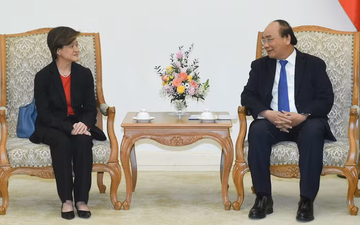 Thủ tướng Nguyễn Xuân Phúc tiếp Đại sứ Singapore, bà Catherine Wong chào từ biệt. Ảnh: VGP/Quang Hiếu