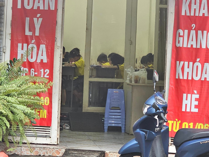 Lớp dạy thêm của cô B. ở phòng ngay bên ngoài ngôi nhà (ảnh: V.D) gdvn_daythemTTb.jpg