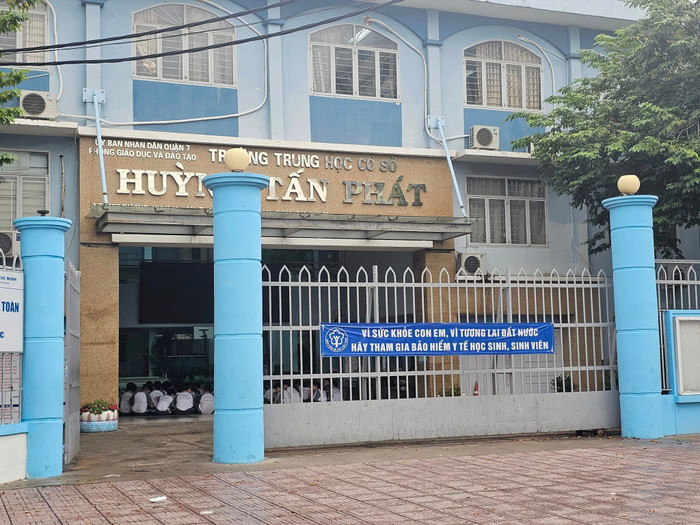 Trường trung học cơ sở Huỳnh Tấn Phát, Quận 7, Thành phố Hồ Chí Minh (ảnh minh họa: V.D) gdvn_THCSHTP.jpg