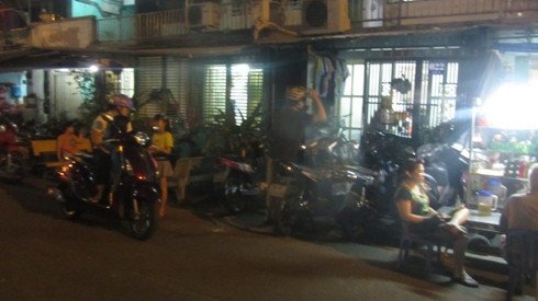 Phụ huynh tấp nập đến đón con em đi học thêm ở lớp học của cô N. vào tối ngày 17/2 (ảnh: P.L) Phụ huynh tấp nập đến đón con em đi học thêm ở lớp học của cô N. vào tối ngày 17/2 (ảnh: P.L)