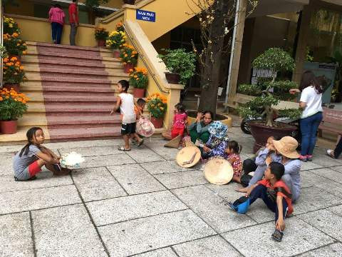 Cầu thang còn lại của chùa Xá Lợi cũng bị ăn xin "bủa vây" ngày tết (ảnh: P.L) Cầu thang còn lại của chùa Xá Lợi cũng bị ăn xin "bủa vây" ngày tết (ảnh: P.L)