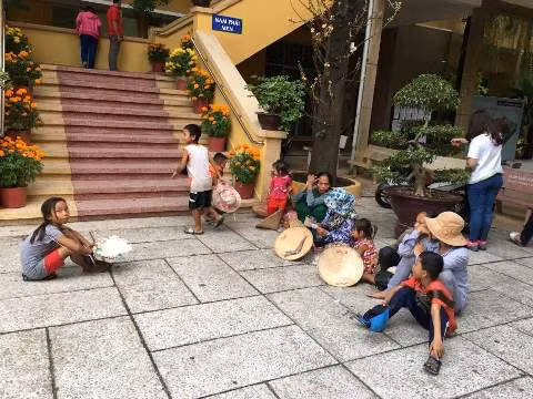 Cầu thang còn lại của chùa Xá Lợi cũng bị ăn xin "bủa vây" ngày tết (ảnh: P.L)