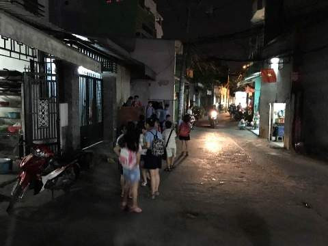 Các học sinh tiểu học sau giờ học thêm tại nhà 2 nữ giáo viên trường An Lạc 2 tối 15/2 (ảnh: P.L) Các học sinh tiểu học sau giờ học thêm tại nhà 2 nữ giáo viên trường An Lạc 2 tối 15/2 (ảnh: P.L)