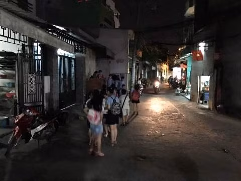 Các học sinh tiểu học sau giờ học thêm tại nhà 2 nữ giáo viên trường An Lạc 2 tối 15/2 (ảnh: P.L)