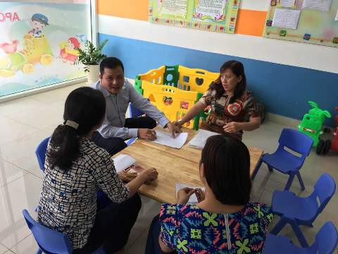 Ông Võ Hàn Lam làm việc với lãnh đạo ngành và chính quyền địa phương về vụ việc chiều 17/2 (ảnh: P.L)