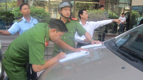 Lực lượng Công an lập biên bản vi phạm đối với những xe có mặt tài xế ở tại chỗ (Ảnh: P.L) Lực lượng Công an lập biên bản vi phạm đối với những xe có mặt tài xế ở tại chỗ (Ảnh: P.L)