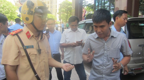 Lực lượng CSGT quận 1 giải thích hành vi sai phạm cho một tài xế được biết (Ảnh: P.L) Lực lượng CSGT quận 1 giải thích hành vi sai phạm cho một tài xế được biết (Ảnh: P.L)