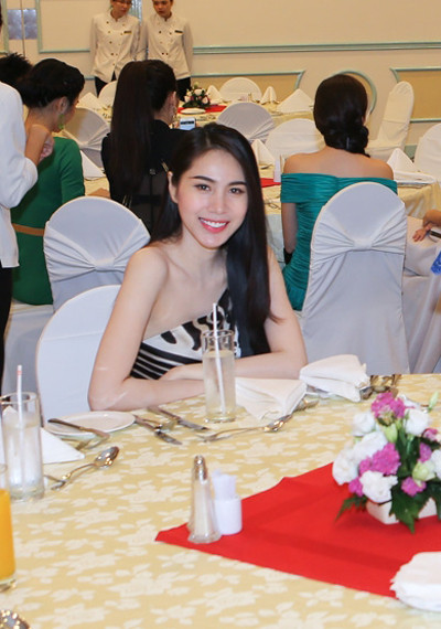 Sau khi sinh em bé, Thủy Tiên chính thức quay trở lại showbiz năm 2013 bằng single Kiss me với thể loại nhạc dance sôi động được khán giả ủng hộ nhiệt tình. Ngoài ra, Thủy Tiên cũng xuất hiện trên sóng truyền hình với tư cách là giám khảo khách mời trong chương trình Bước nhảy hoàn vũ.