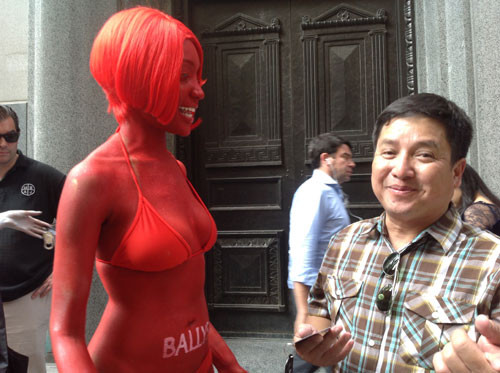 Danh hài và cô gái tiếp thị bia. Danh hài và cô gái tiếp thị bia.