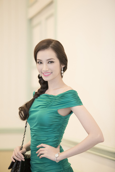 Người đẹp Trúc Diễm giản dị với chiếc váy xanh nhẹ nhàng. Gần đây, hoa hậu rất thích để kiểu tóc tết lệch.