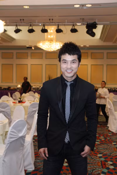 Ca sĩ Ưng Hoàng Phúc cũng tham gia bữa tiệc. Anh được khen ngày càng lịch lãm.