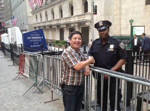 Bắt tay nhà chức trách đang làm nhiệm vụ Bắt tay nhà chức trách đang làm nhiệm vụ