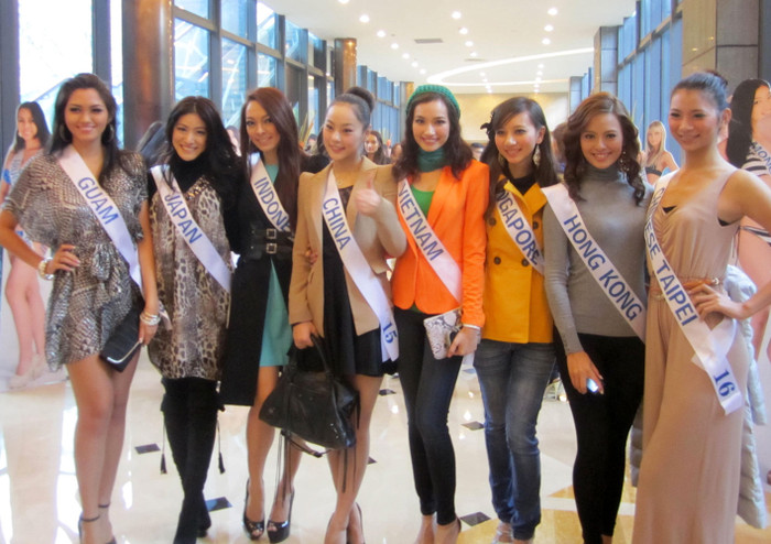 Trúc Diễm chụp ảnh cùng các thí sinh khác. Trúc Diễm chụp ảnh cùng các thí sinh khác.