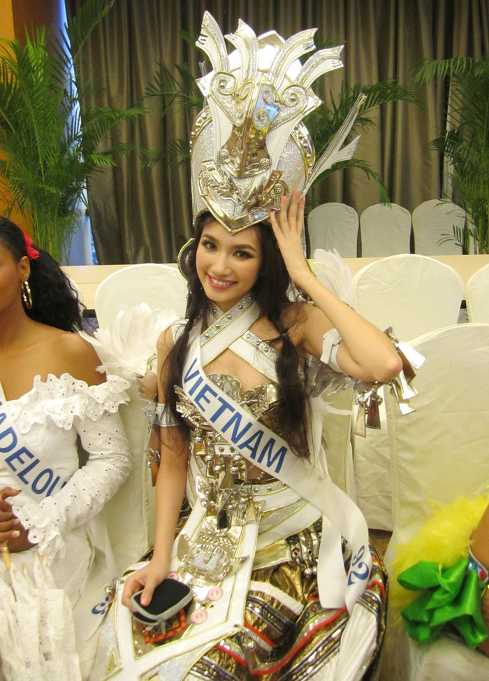 Với bộ trang phục lấy ý tưởng từ hình tượng mẹ Âu Cơ của NTK Lê Long Dũng, đại diện Việt Nam đã nhận được rất nhiều sự cổ vũ từ khán giả. Với bộ trang phục lấy ý tưởng từ hình tượng mẹ Âu Cơ của NTK Lê Long Dũng, đại diện Việt Nam đã nhận được rất nhiều sự cổ vũ từ khán giả.