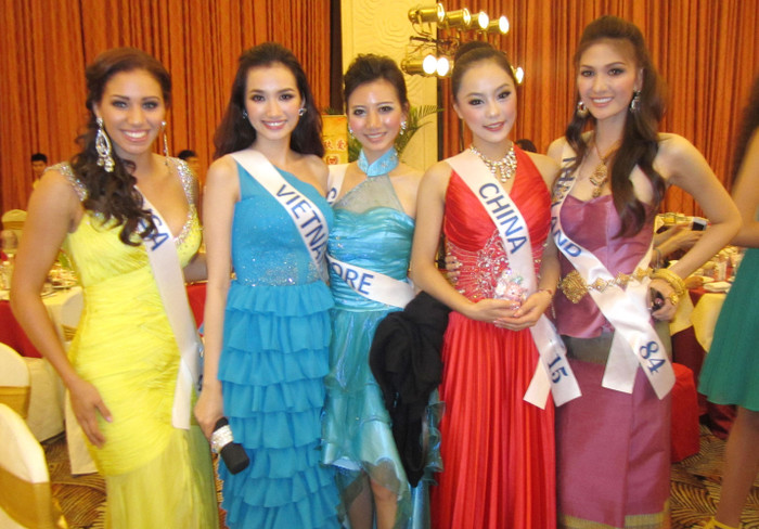 Buổi tối, các thí sinh dự tiệc chào đón. Trúc Diễm trong bộ váy xanh của NTK Vincent Đoàn đã gây được sự chú ý của báo giới Trung Quốc, cô được khá nhiều phóng viên phỏng vấn. Buổi tối, các thí sinh dự tiệc chào đón. Trúc Diễm trong bộ váy xanh của NTK Vincent Đoàn đã gây được sự chú ý của báo giới Trung Quốc, cô được khá nhiều phóng viên phỏng vấn.