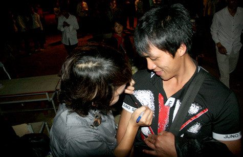 Và, chị đã có 1 đêm ký tặng mỏi tay...