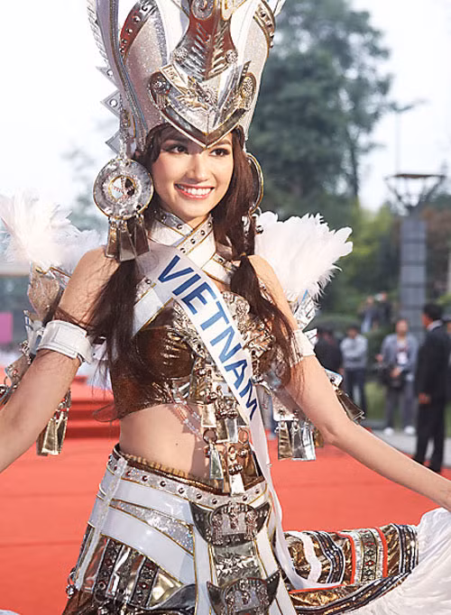 Ngày 22/10 các thí sinh đã có phần diễu hành trong trang phục truyền thống để ra mắt chính thức tại Thành Đô - Tứ Xuyên - Trung Quốc.