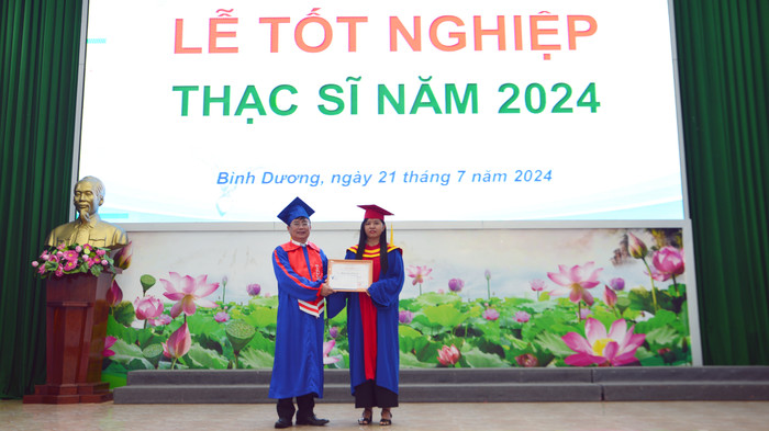 Tiến sĩ Đoàn Ngọc Xuân - Hiệu trưởng Trường Đại học Thủ Dầu Một trao bằng tốt nghiệp thạc sĩ cho học viên hoàn thành khóa học. DSC_5096.jpg