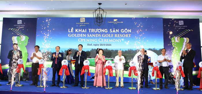 Các vị đại biểu thực hiện nghi lễ cắt băng tại lễ khai trương sân gôn Golden Sands Golf Resort. brg1.jpg