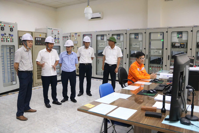 Ban Chỉ huy Phòng chống thiên tai và tìm kiếm cứu nạn EVN và EVNNPC kiểm tra công tác phòng chống bão số 3 tại Hải Phòng. Bao 3 Hai Phong 1.jpg