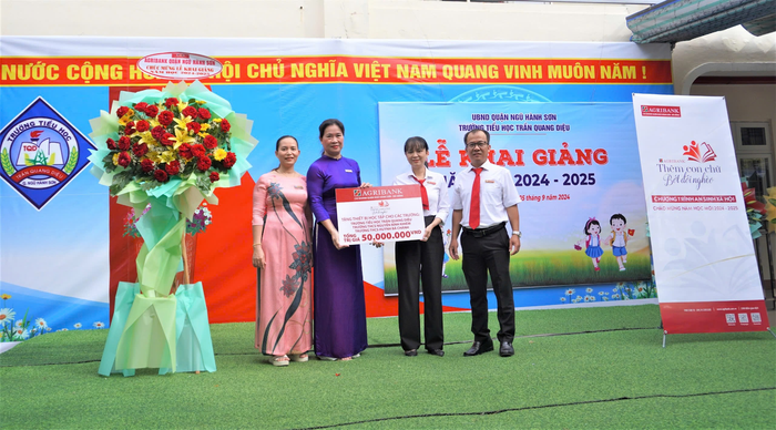 Đại diện Trường Tiểu học Trần Quang Diệu, quận Ngũ Hành Sơn, thành phố Đà Nẵng nhận biểu trưng trao tặng từ Agribank. Đại diện Trường Tiểu học Trần Quang Diệu, quận Ngũ Hành Sơn, thành phố Đà Nẵng nhận biểu trưng trao tặng từ Agribank.