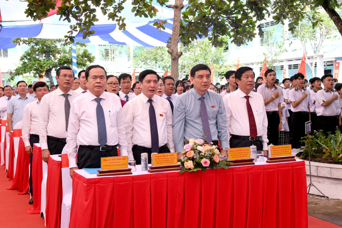 Chủ tịch Quốc hội Trần Thanh Mẫn và các đại biểu, học sinh Trường Trung học phổ thông Phạm Hùng thực hiện nghi thức chào cờ. Ảnh: Lâm Hiển Chủ tịch Quốc hội Trần Thanh Mẫn và các đại biểu, học sinh Trường Trung học phổ thông Phạm Hùng thực hiện nghi thức chào cờ. Ảnh: Lâm Hiển