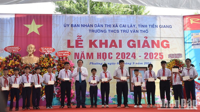 Trưởng Ban Tuyên giáo Trung ương Nguyễn Trọng Nghĩa tặng học bổng cho các em học sinh nghèo nhân dịp lễ khai giảng. Trưởng Ban Tuyên giáo Trung ương Nguyễn Trọng Nghĩa tặng học bổng cho các em học sinh nghèo nhân dịp lễ khai giảng.