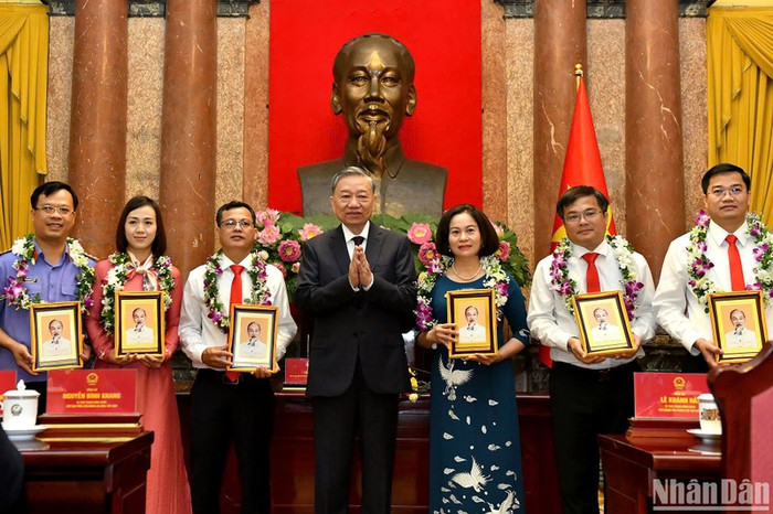 Tổng Bí thư, Chủ tịch nước Tô Lâm tặng ảnh chân dung Chủ tịch Hồ Chí Minh cho các đại biểu. Tổng Bí thư, Chủ tịch nước Tô Lâm tặng ảnh chân dung Chủ tịch Hồ Chí Minh cho các đại biểu.