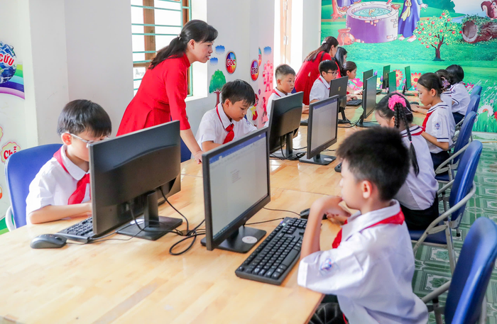 Các em học sinh thực hành trên máy tính do Agribank tài trợ. Các em học sinh thực hành trên máy tính do Agribank tài trợ.