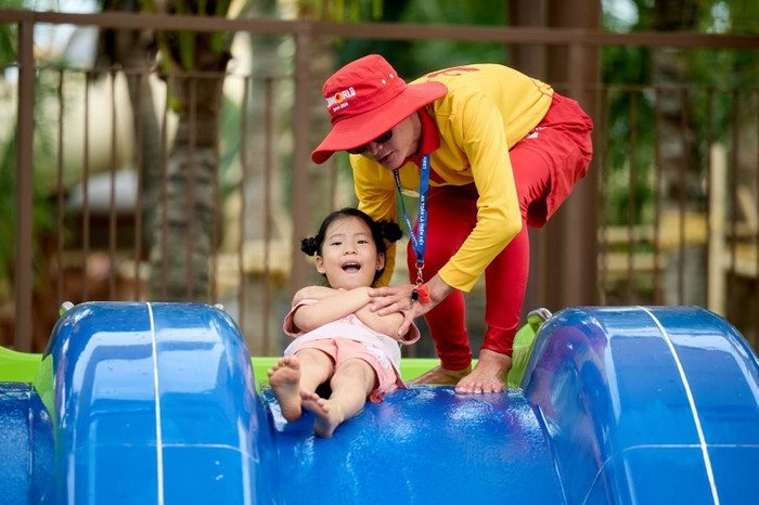 Đội ngũ cứu hộ luôn túc trực tại các khu vực trò chơi để hỗ trợ và đảm bảo an toàn cho khách. Đội ngũ cứu hộ luôn túc trực tại các khu vực trò chơi để hỗ trợ và đảm bảo an toàn cho khách.