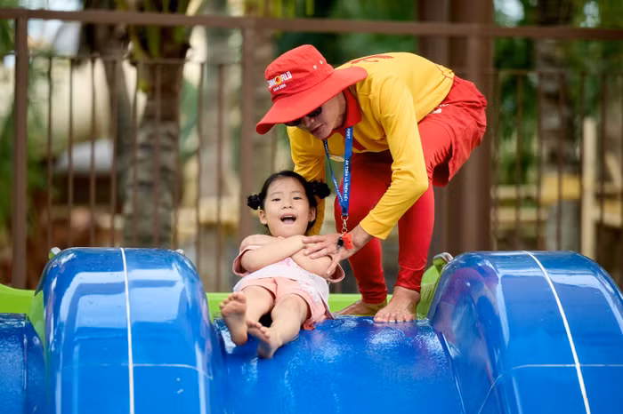 Đội ngũ cứu hộ luôn túc trực tại các khu vực trò chơi để hỗ trợ và đảm bảo an toàn cho khách.