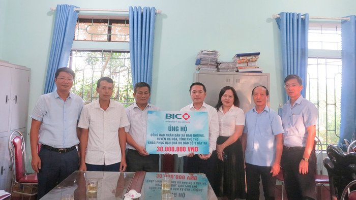 Đại diện BIC trao số tiền ủng hộ nhân dân xã Đan Thượng (Hạ Hoà, Phú Thọ) khắc phục hậu quả do bão số 3 gây ra. Anh 02 BIC trao tien tu thien tai Phu Tho.jpg